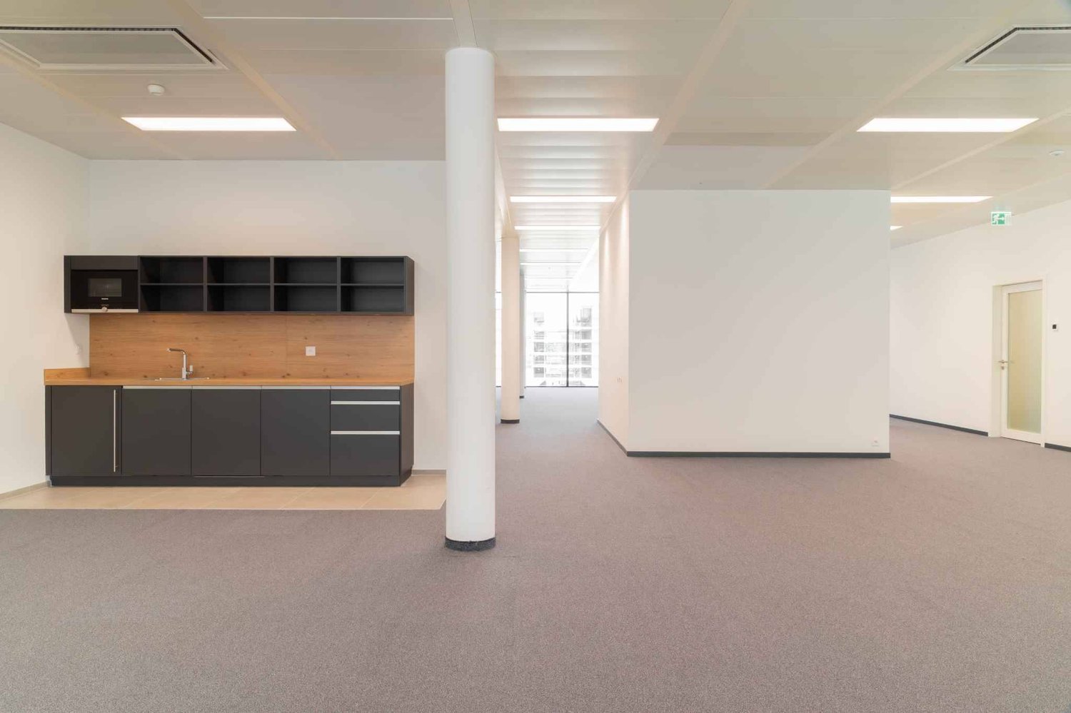 2051m² office