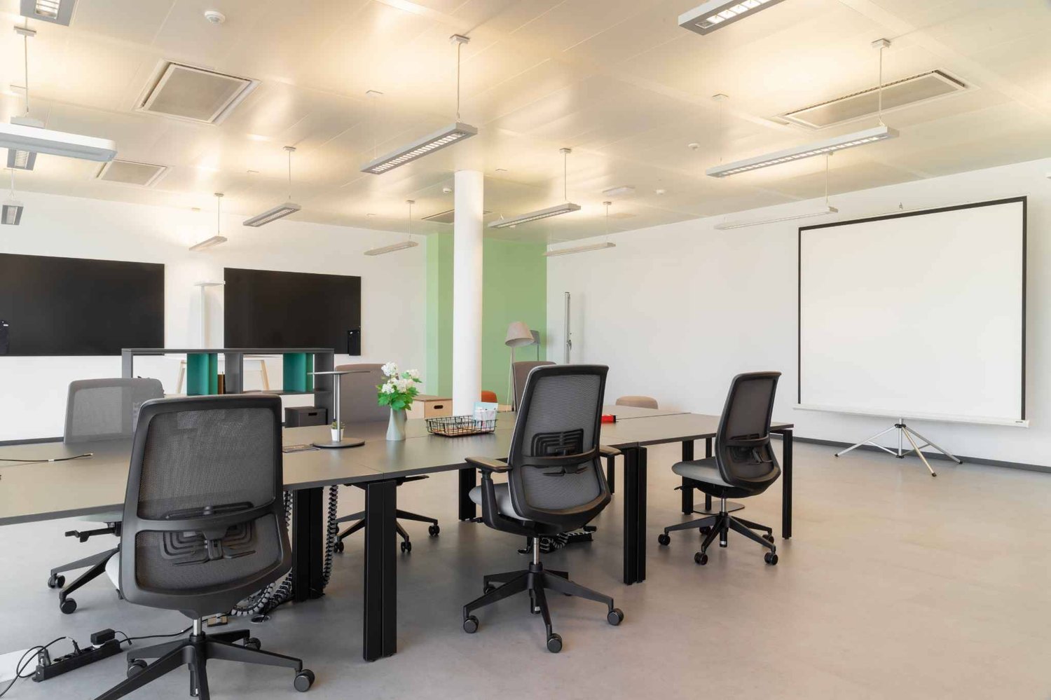 2051m² office