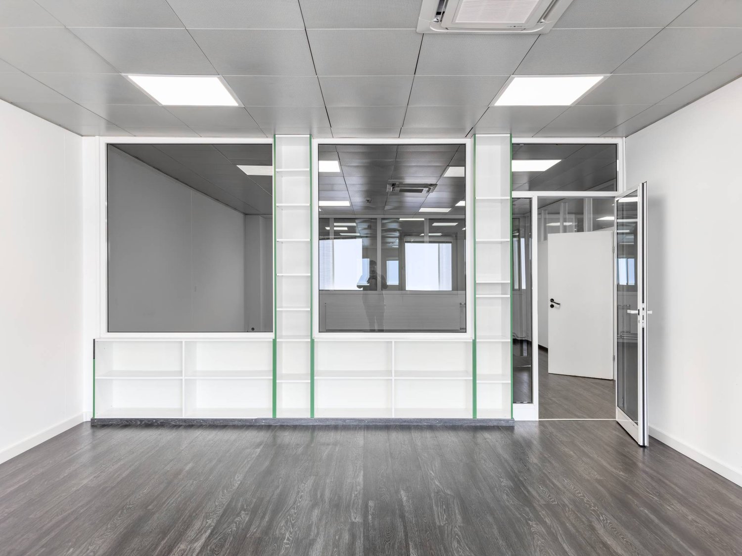 337m² Bürofläche/Werkstatt im 2. Stock im Herzen der Industriezone von Satigny.
Beschreibung:
- Open Space
- Konferenzraum
- Küche
- Sanitäre Anlagen
- Archiv- und IT-Bereich

Die Fläche kann nach den Wünschen des Mieters gestaltet werden.
Einige Parkplätze sind im Gebäude verfügbar., Foto 4 von 10