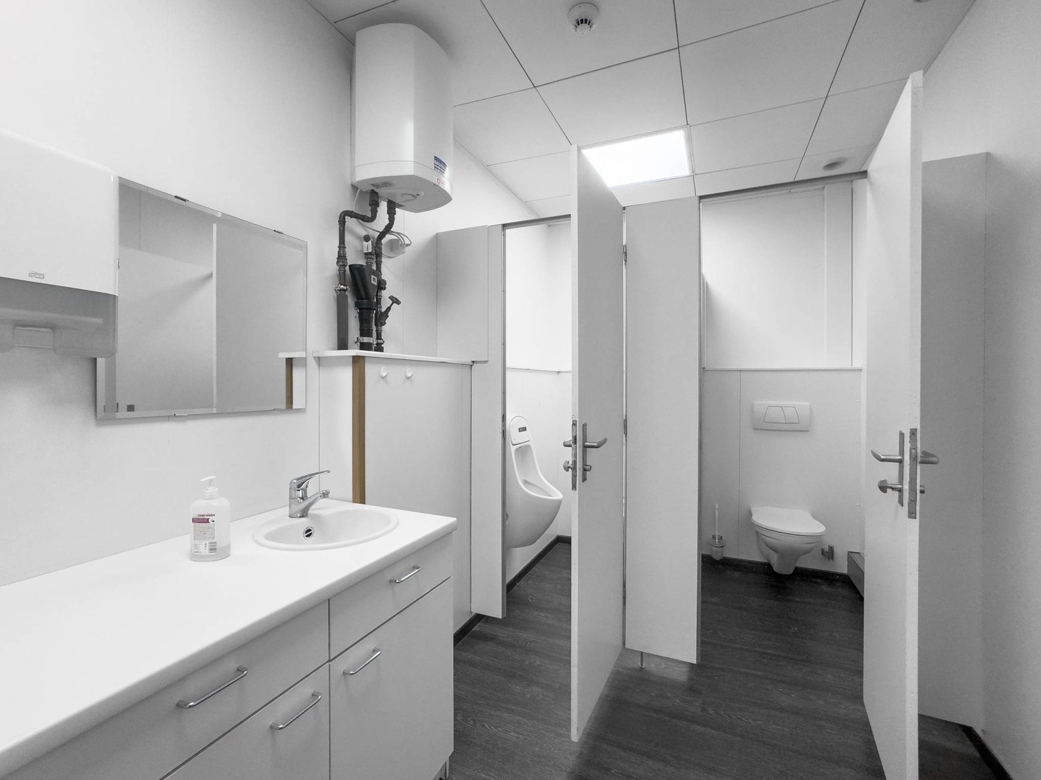 337m² Bürofläche/Werkstatt im 2. Stock im Herzen der Industriezone von Satigny.
Beschreibung:
- Open Space
- Konferenzraum
- Küche
- Sanitäre Anlagen
- Archiv- und IT-Bereich

Die Fläche kann nach den Wünschen des Mieters gestaltet werden.
Einige Parkplätze sind im Gebäude verfügbar., Foto 7 von 10