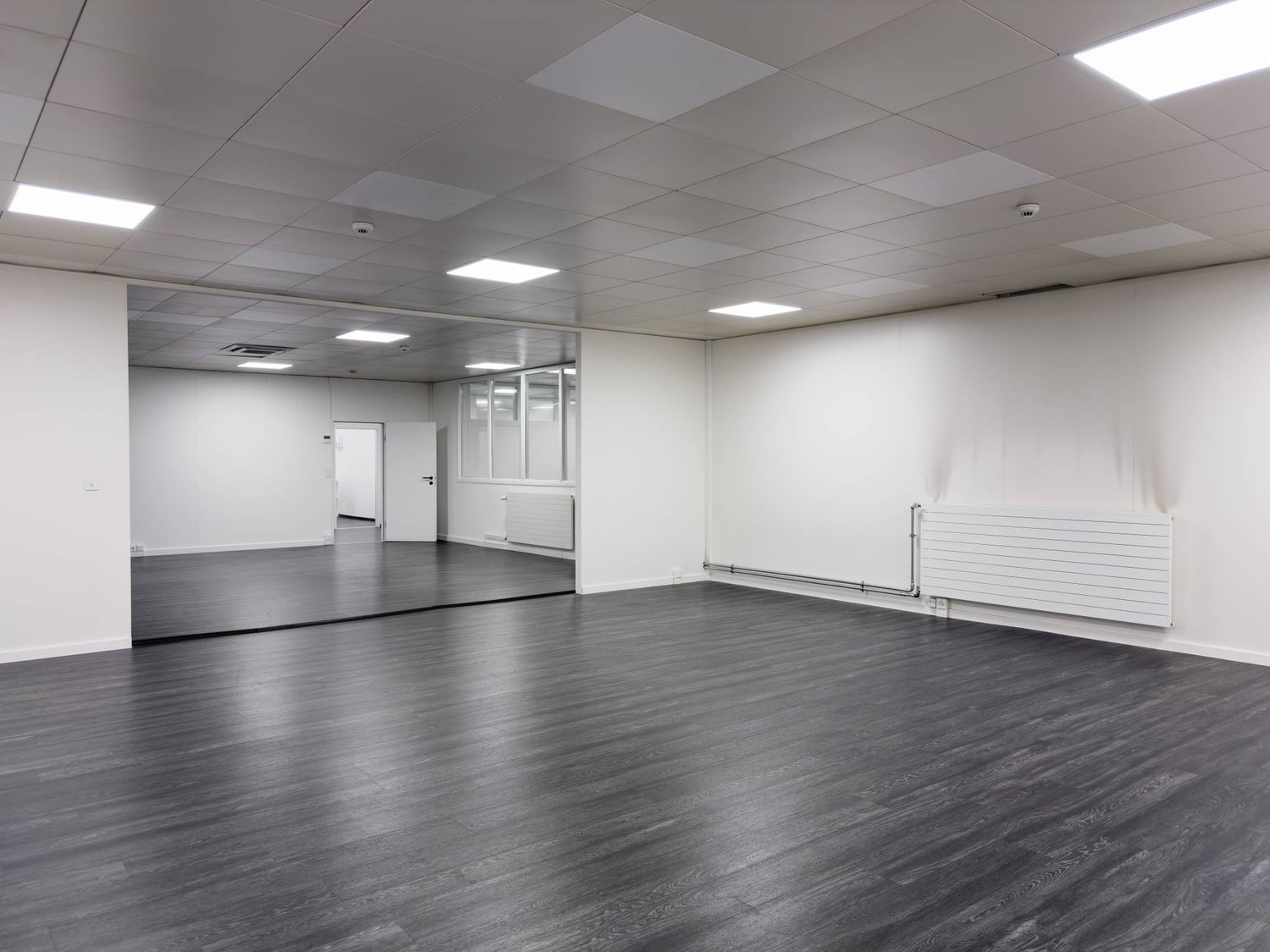 337m² Bürofläche/Werkstatt im 2. Stock im Herzen der Industriezone von Satigny.
Beschreibung:
- Open Space
- Konferenzraum
- Küche
- Sanitäre Anlagen
- Archiv- und IT-Bereich

Die Fläche kann nach den Wünschen des Mieters gestaltet werden.
Einige Parkplätze sind im Gebäude verfügbar., Foto 1 von 10