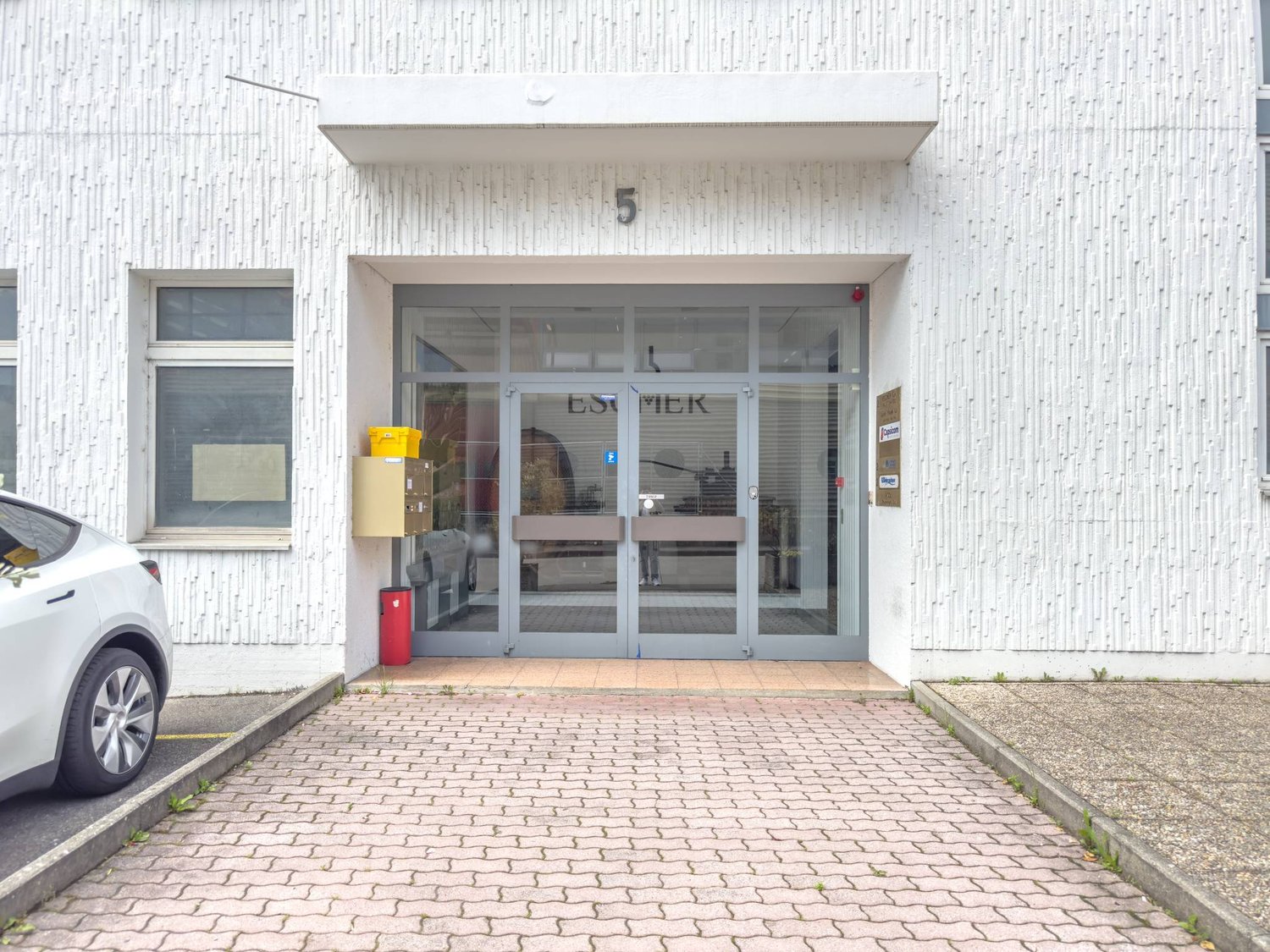 337m² Bürofläche/Werkstatt im 2. Stock im Herzen der Industriezone von Satigny.
Beschreibung:
- Open Space
- Konferenzraum
- Küche
- Sanitäre Anlagen
- Archiv- und IT-Bereich

Die Fläche kann nach den Wünschen des Mieters gestaltet werden.
Einige Parkplätze sind im Gebäude verfügbar., Foto 10 von 10