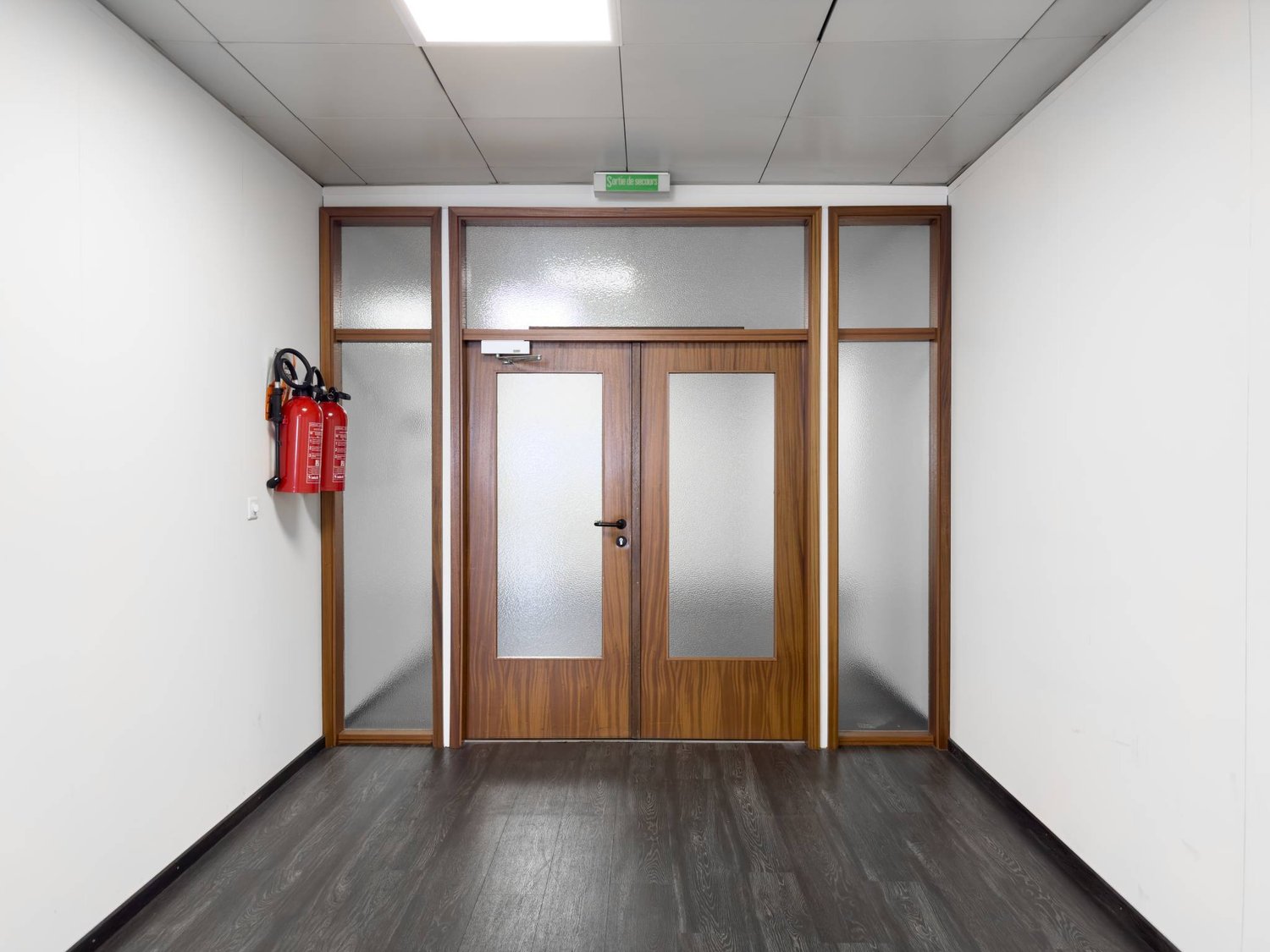 337m² Bürofläche/Werkstatt im 2. Stock im Herzen der Industriezone von Satigny.
Beschreibung:
- Open Space
- Konferenzraum
- Küche
- Sanitäre Anlagen
- Archiv- und IT-Bereich

Die Fläche kann nach den Wünschen des Mieters gestaltet werden.
Einige Parkplätze sind im Gebäude verfügbar., Foto 8 von 10