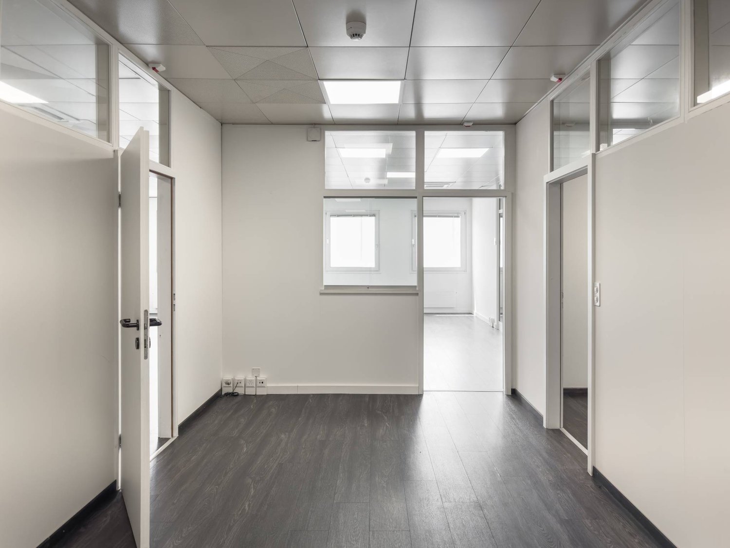 337m² Bürofläche/Werkstatt im 2. Stock im Herzen der Industriezone von Satigny.
Beschreibung:
- Open Space
- Konferenzraum
- Küche
- Sanitäre Anlagen
- Archiv- und IT-Bereich

Die Fläche kann nach den Wünschen des Mieters gestaltet werden.
Einige Parkplätze sind im Gebäude verfügbar., Foto 5 von 10