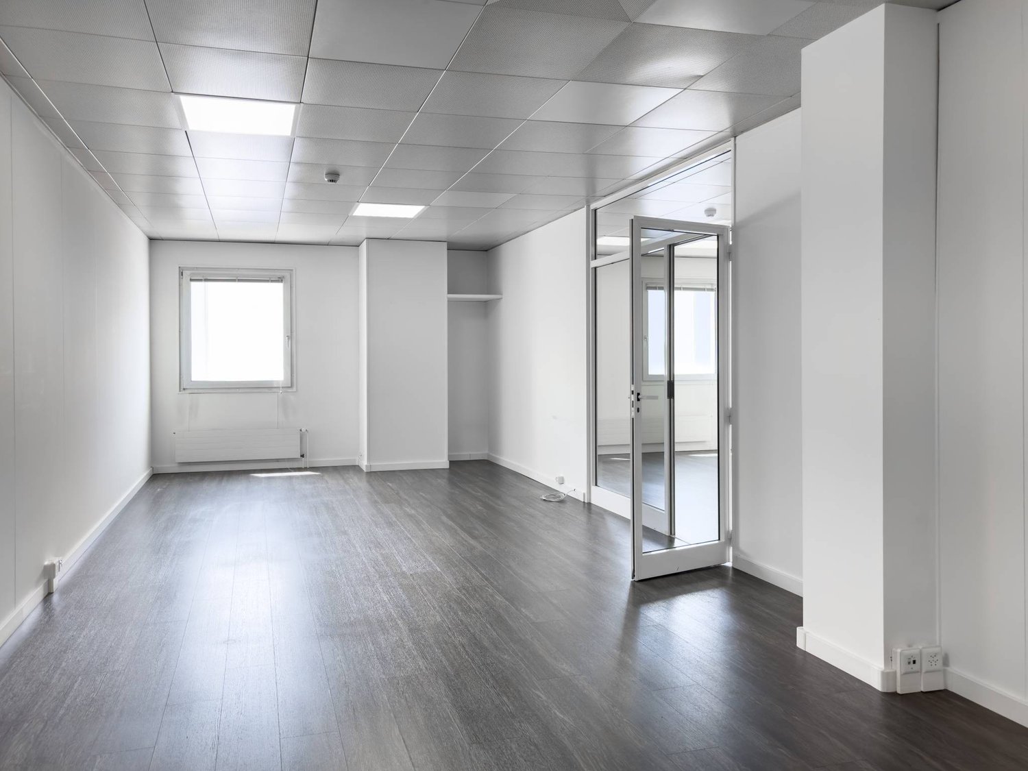 337m² Bürofläche/Werkstatt im 2. Stock im Herzen der Industriezone von Satigny.
Beschreibung:
- Open Space
- Konferenzraum
- Küche
- Sanitäre Anlagen
- Archiv- und IT-Bereich

Die Fläche kann nach den Wünschen des Mieters gestaltet werden.
Einige Parkplätze sind im Gebäude verfügbar., Foto 3 von 10