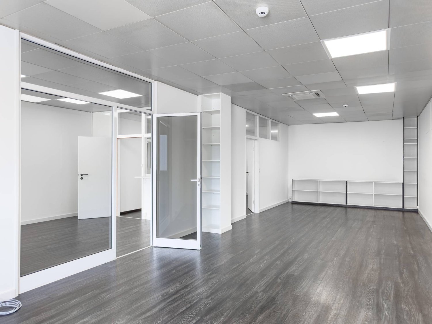 337m² Bürofläche/Werkstatt im 2. Stock im Herzen der Industriezone von Satigny.
Beschreibung:
- Open Space
- Konferenzraum
- Küche
- Sanitäre Anlagen
- Archiv- und IT-Bereich

Die Fläche kann nach den Wünschen des Mieters gestaltet werden.
Einige Parkplätze sind im Gebäude verfügbar., Foto 2 von 10