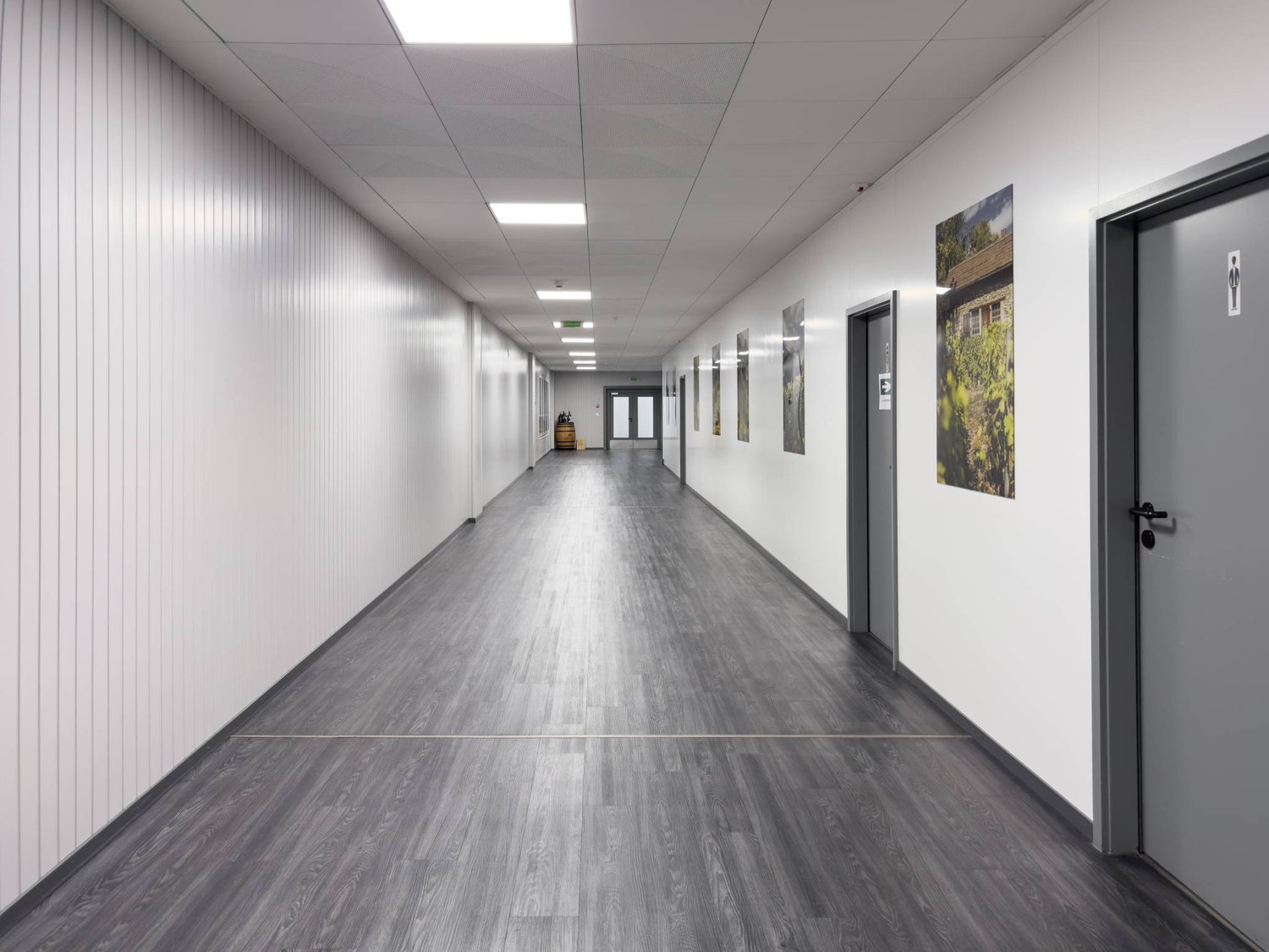 337m² Bürofläche/Werkstatt im 2. Stock im Herzen der Industriezone von Satigny.
Beschreibung:
- Open Space
- Konferenzraum
- Küche
- Sanitäre Anlagen
- Archiv- und IT-Bereich

Die Fläche kann nach den Wünschen des Mieters gestaltet werden.
Einige Parkplätze sind im Gebäude verfügbar., Foto 9 von 10