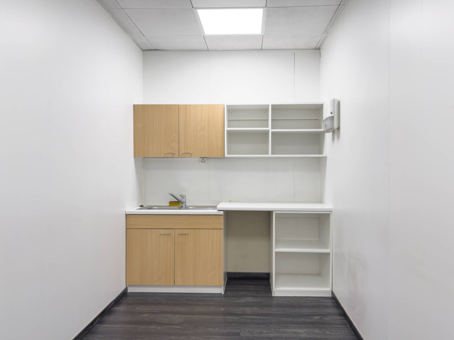 337m² Bürofläche/Werkstatt im 2. Stock im Herzen der Industriezone von Satigny.
Beschreibung:
- Open Space
- Konferenzraum
- Küche
- Sanitäre Anlagen
- Archiv- und IT-Bereich

Die Fläche kann nach den Wünschen des Mieters gestaltet werden.
Einige Parkplätze sind im Gebäude verfügbar., Foto 6 von 10