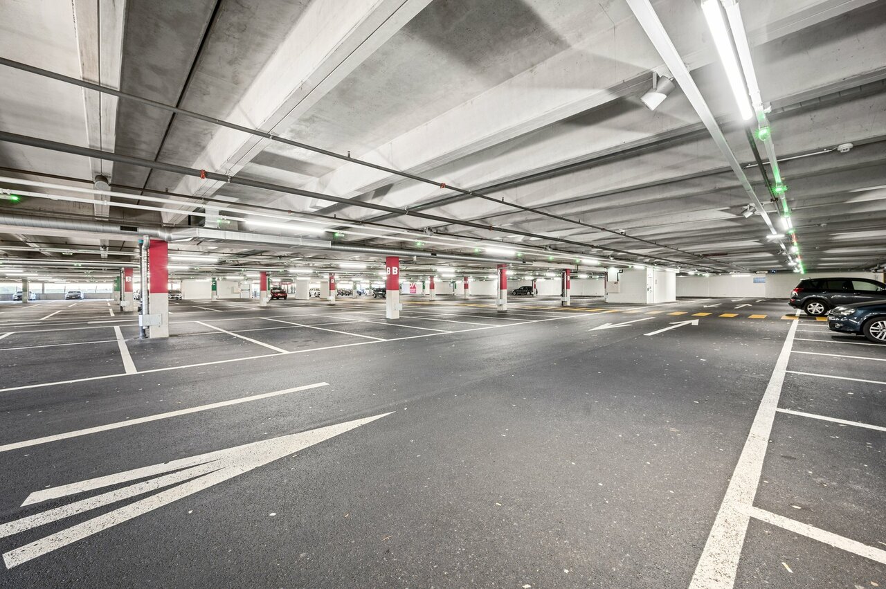 396m² Büro, Foto 2 von 3