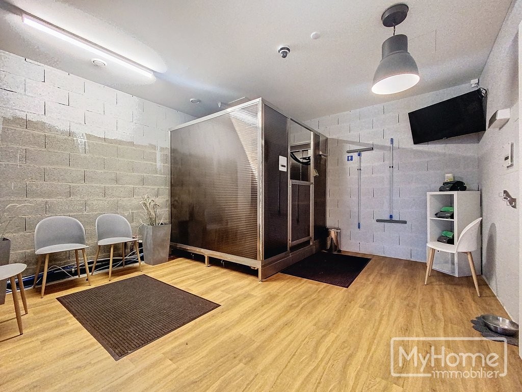 79m² shop