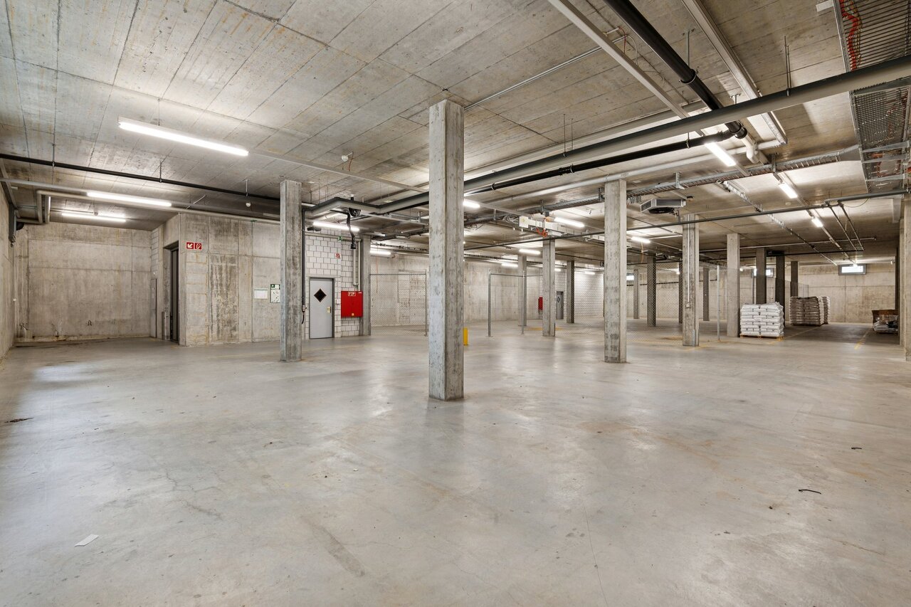 757m² storage room