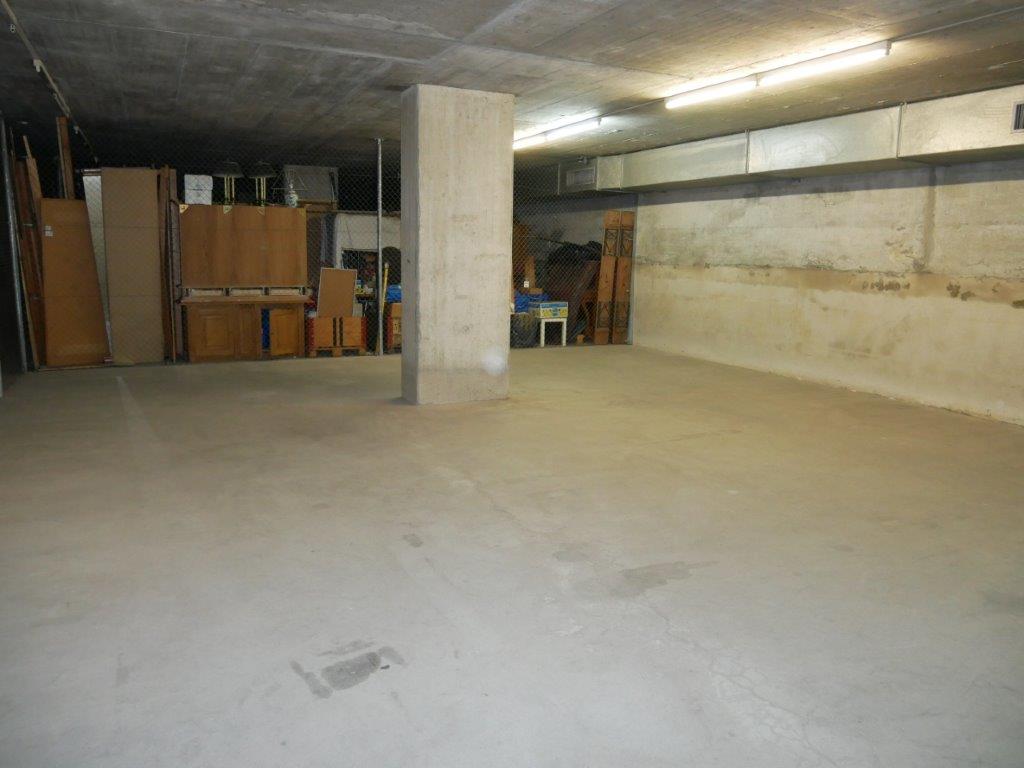 90m² storage room