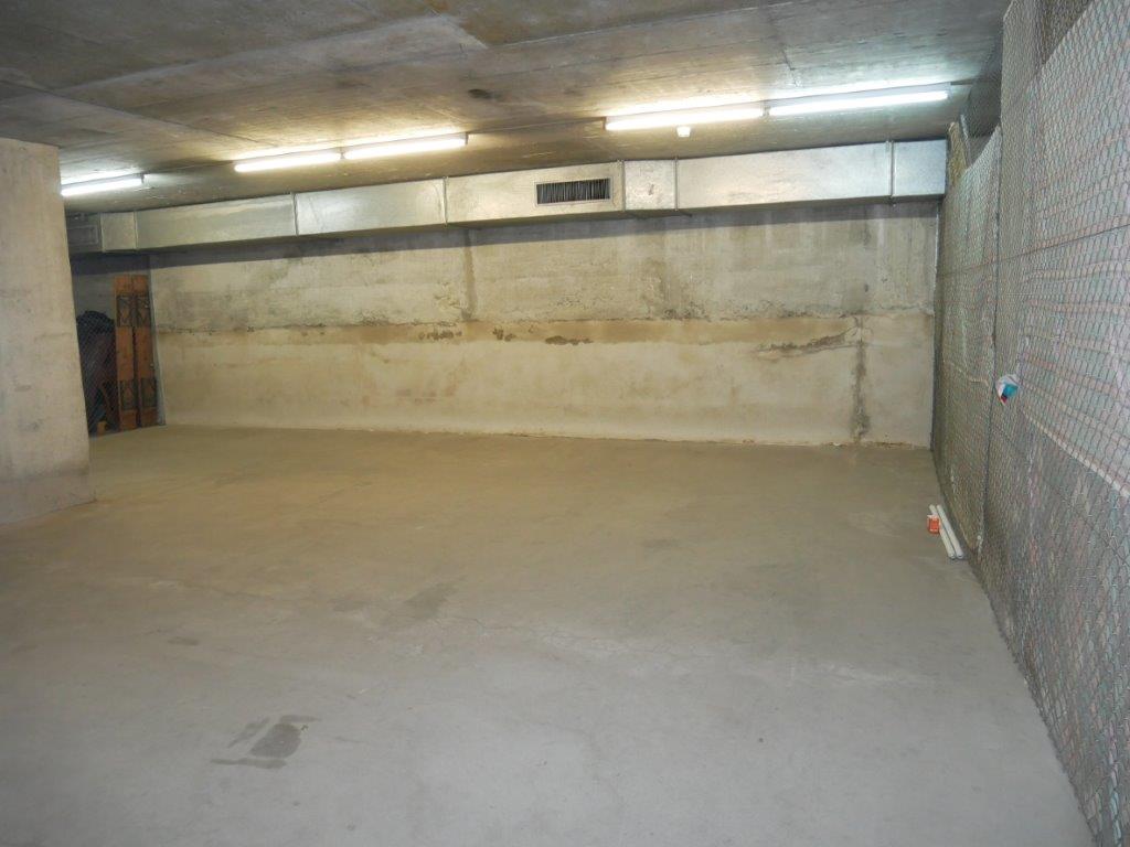 90m² storage room