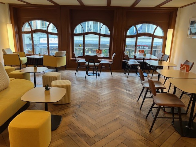 355m² coffeehouse