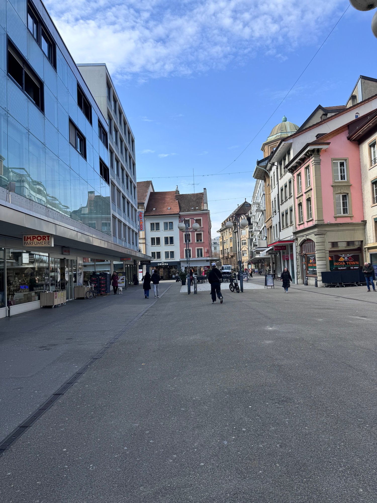 355m² coffeehouse