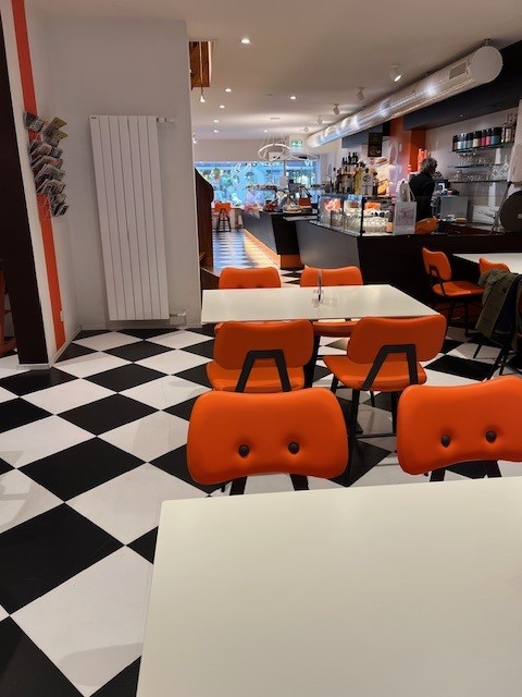 355m² coffeehouse