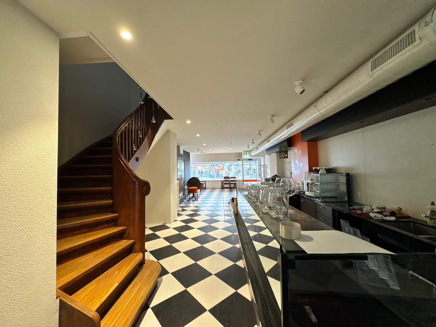 355m² coffeehouse
