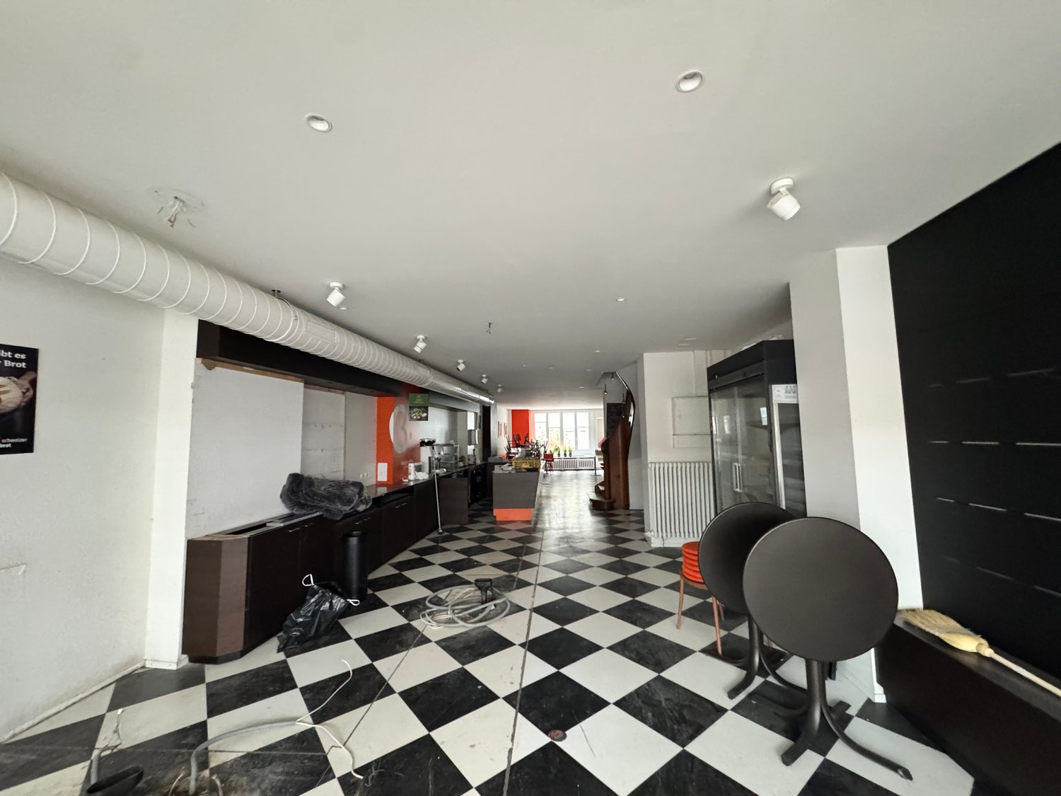 355m² coffeehouse