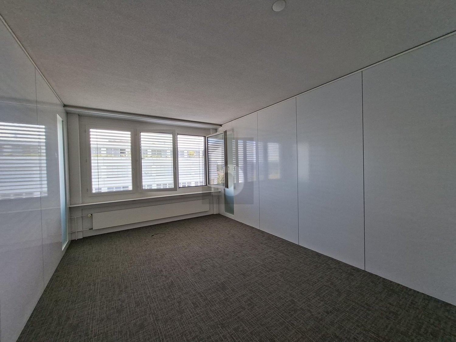 53m² ufficio, foto 1 di 3