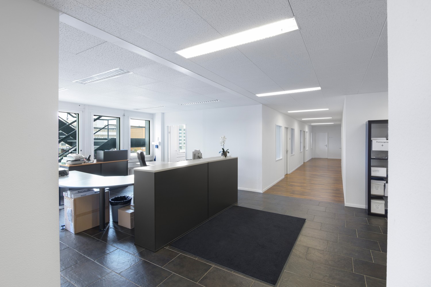 698m² office