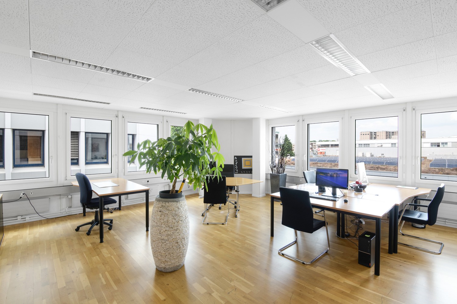698m² office