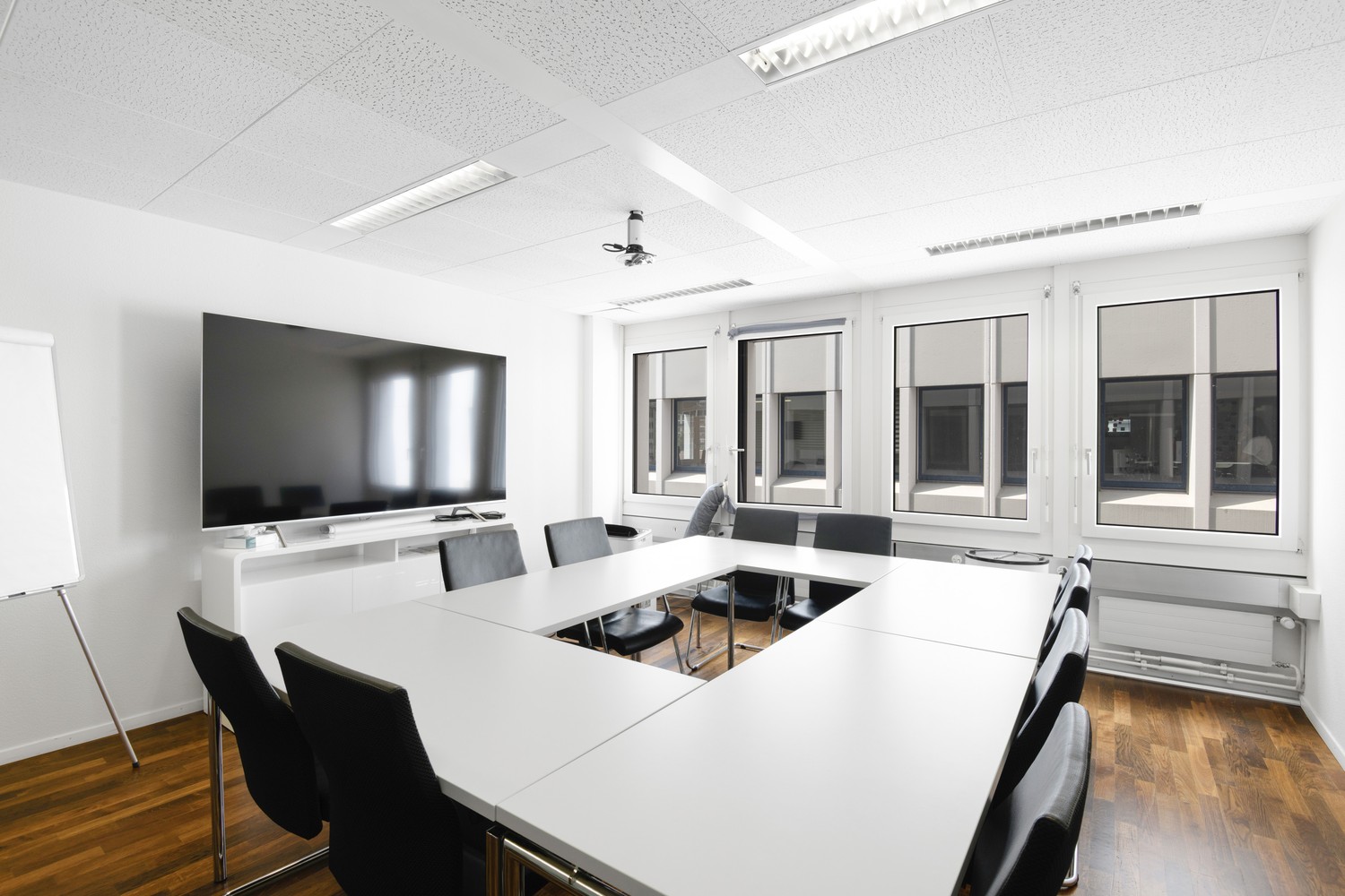 698m² office