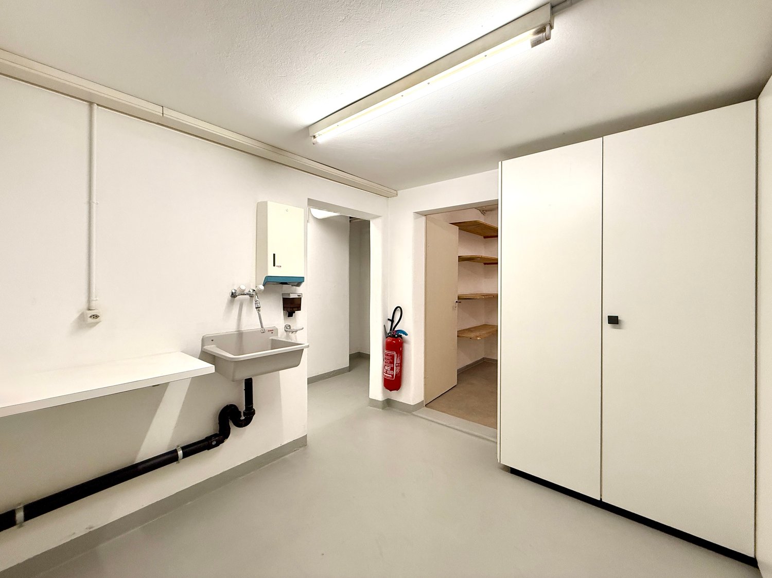 140m² shop