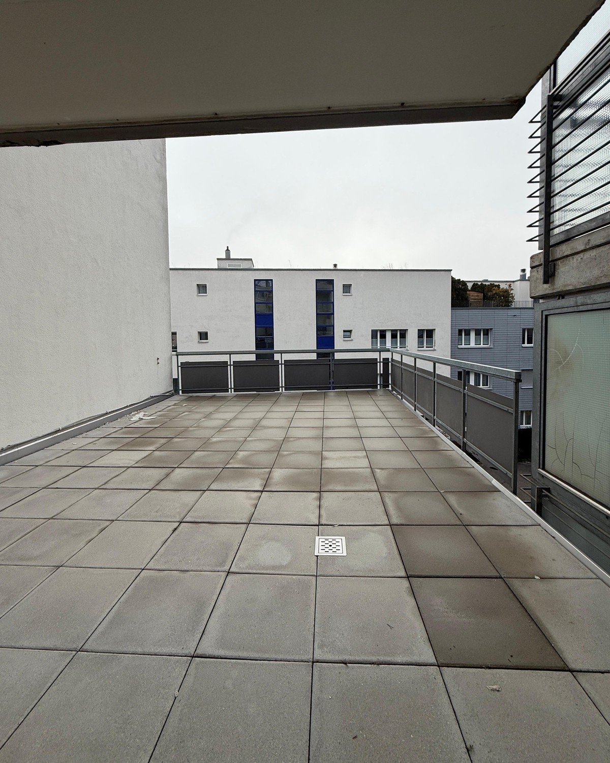 160m² shop