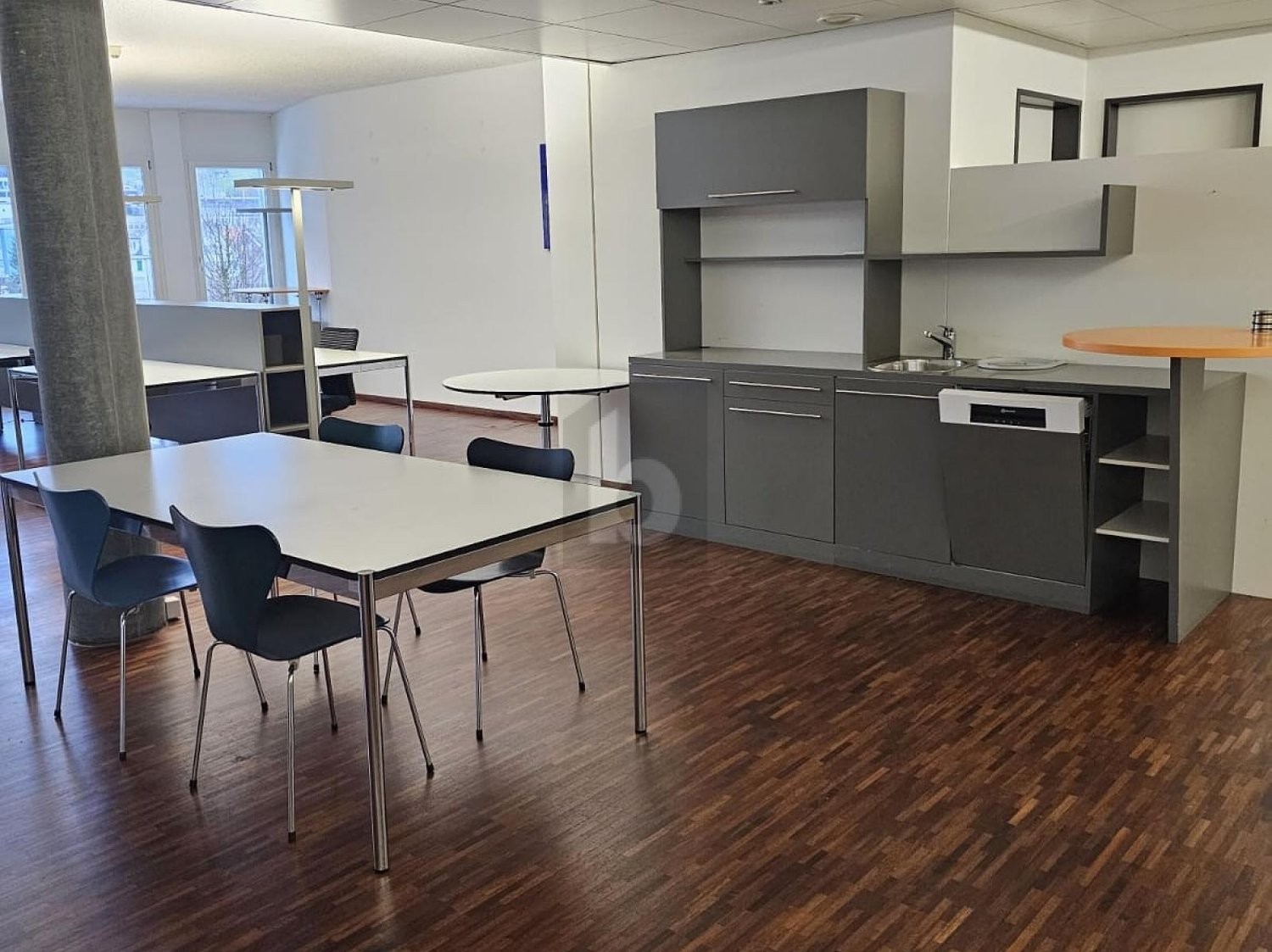 300m² office