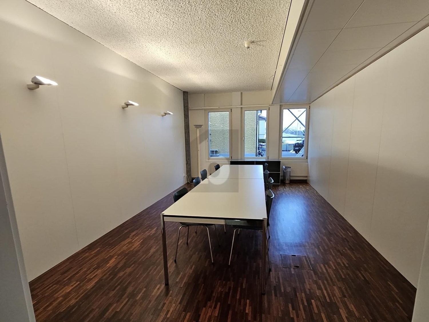 300m² office