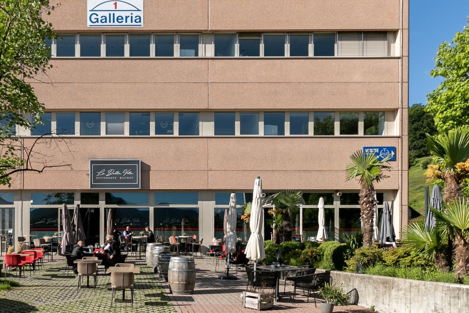 1045m² office
