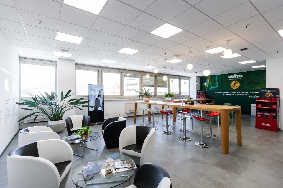 1045m² office