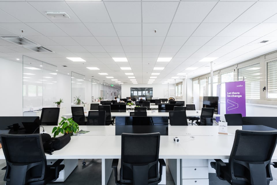 1045m² office