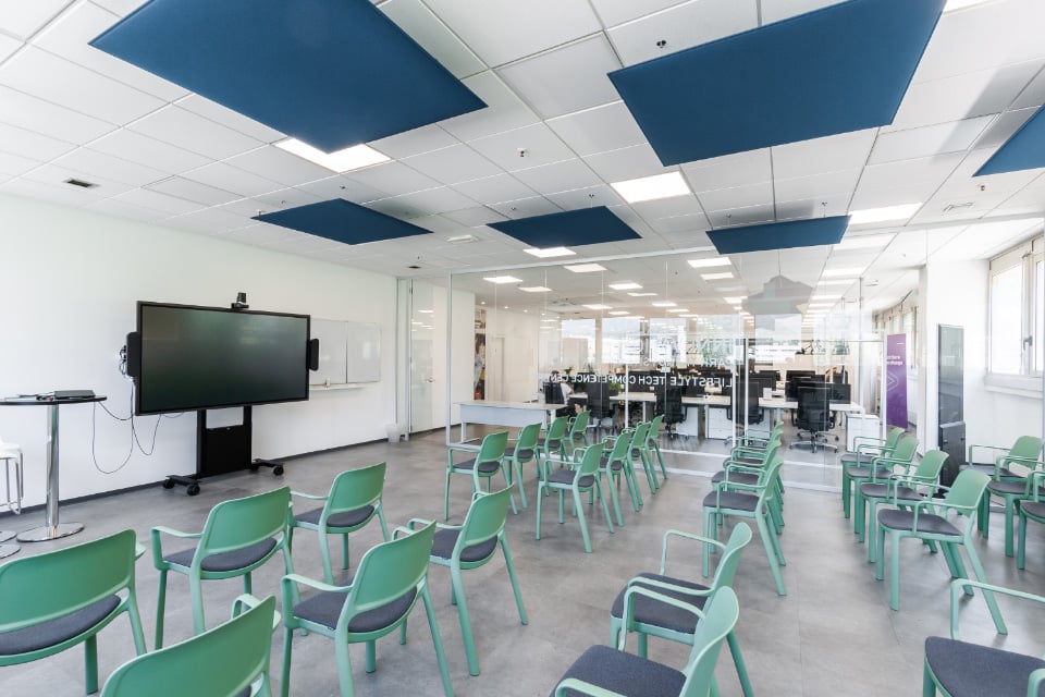 1045m² office