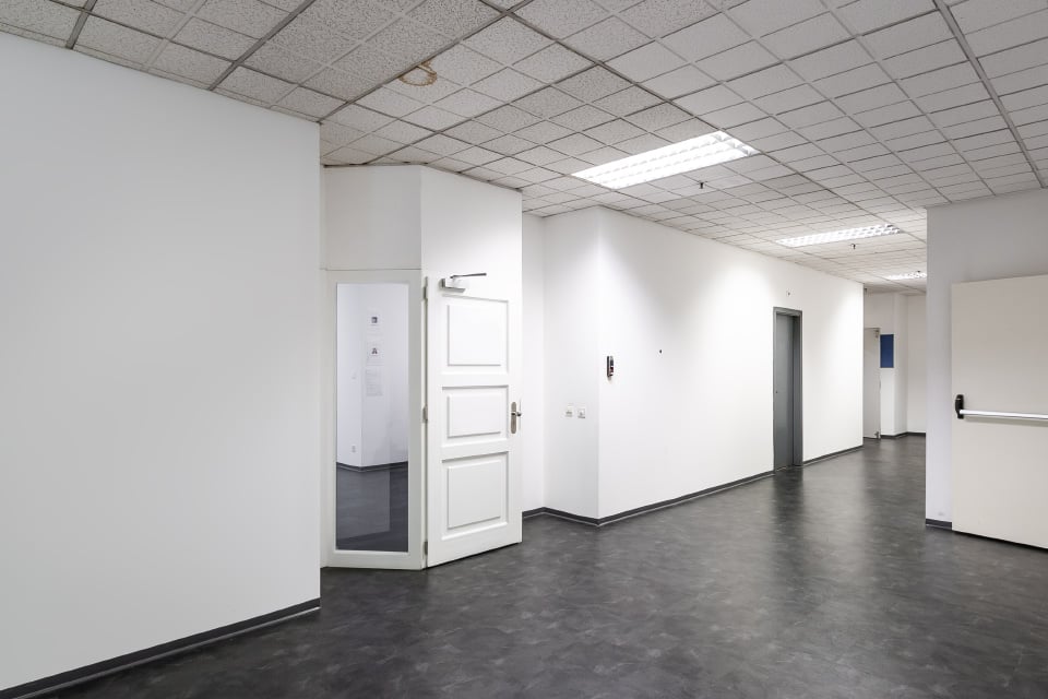 1045m² office