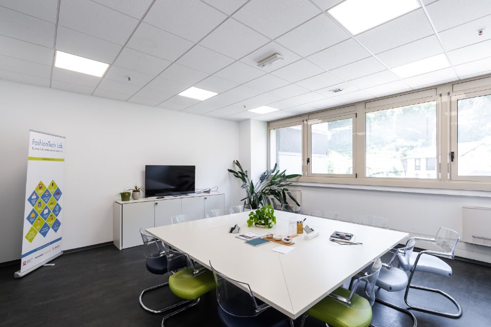 1045m² office