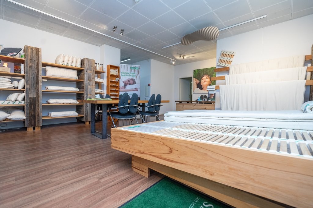 64m² shop