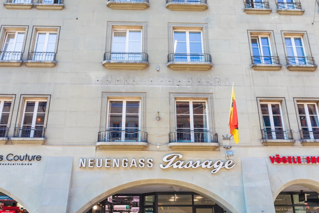 64m² shop