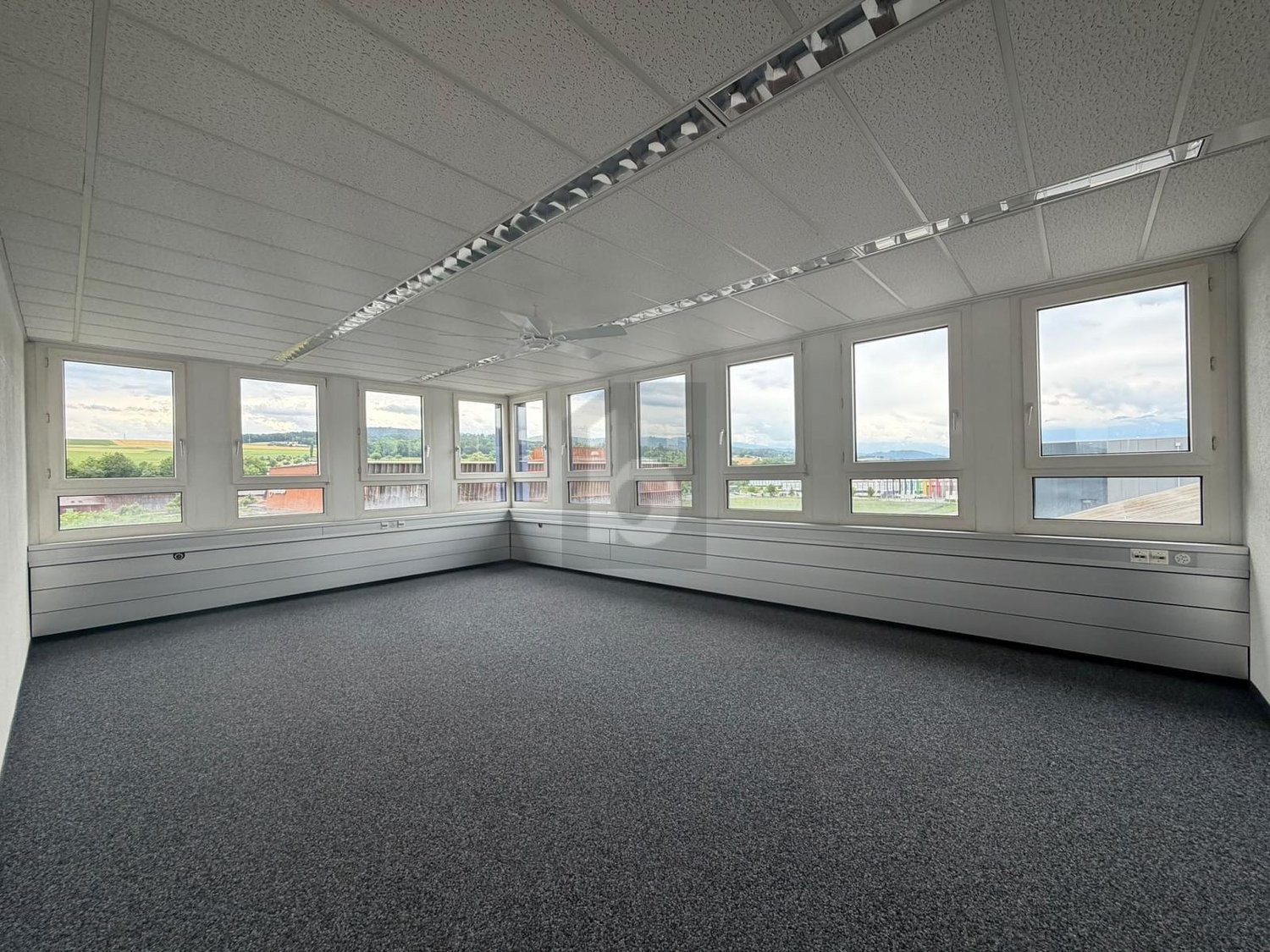 180m² office