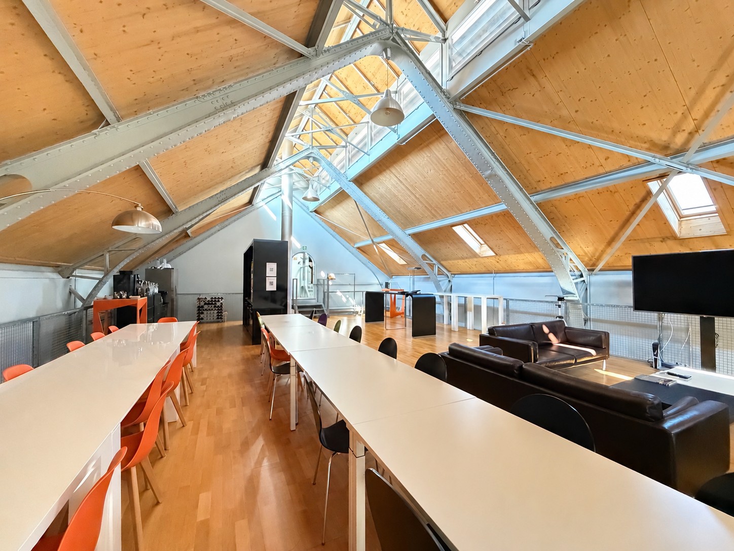 673m² office