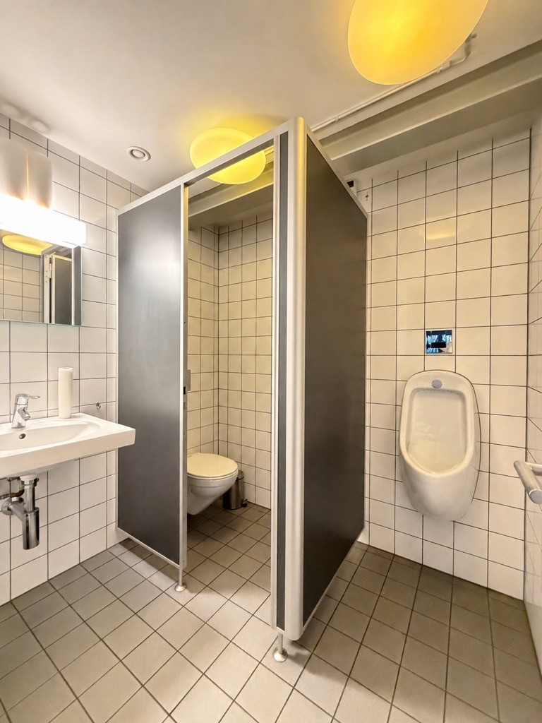 673m² office