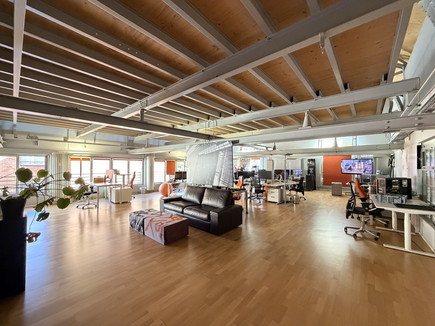673m² office
