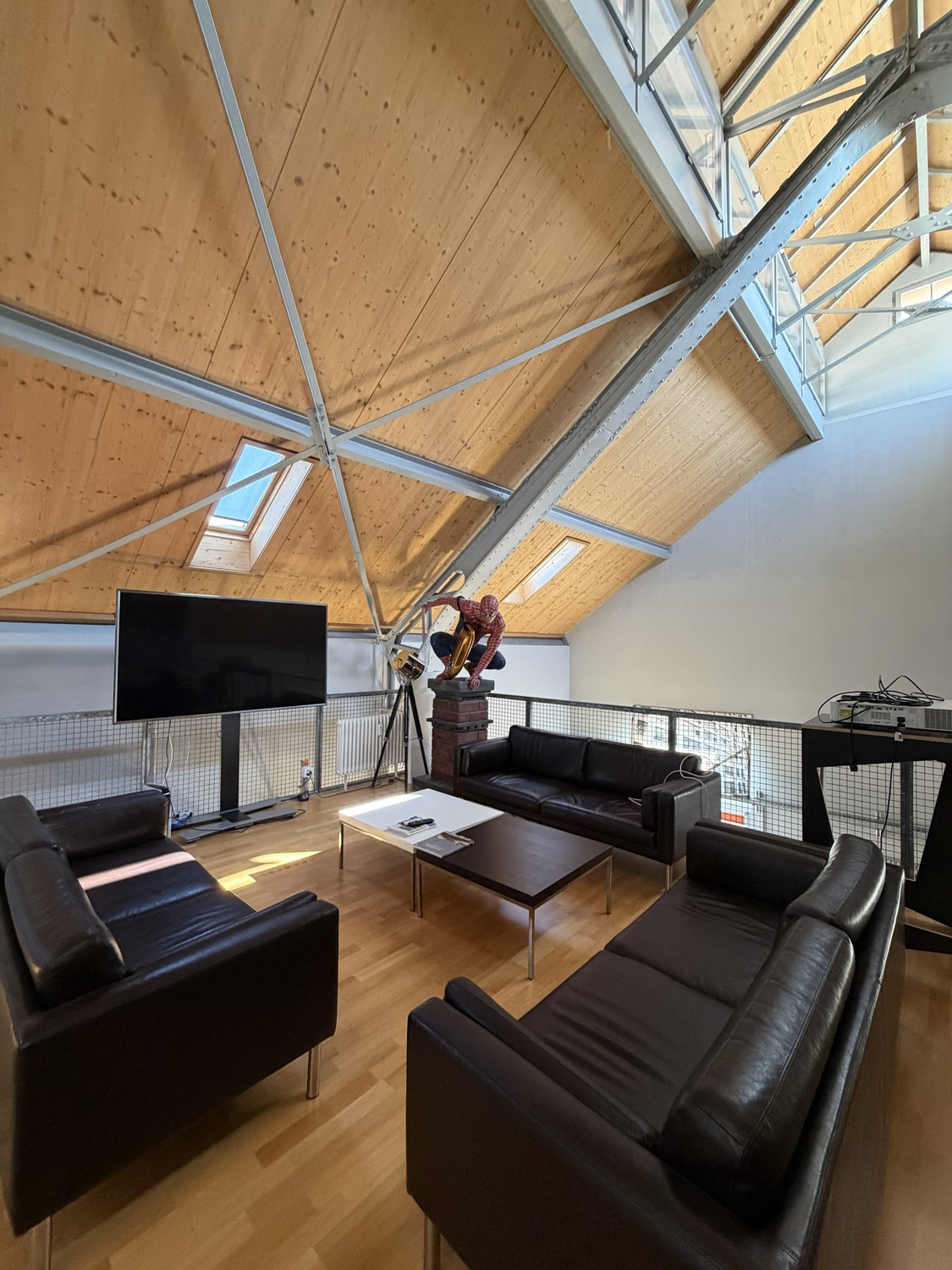 673m² office