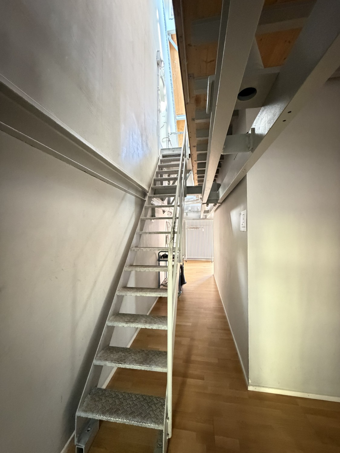 673m² office