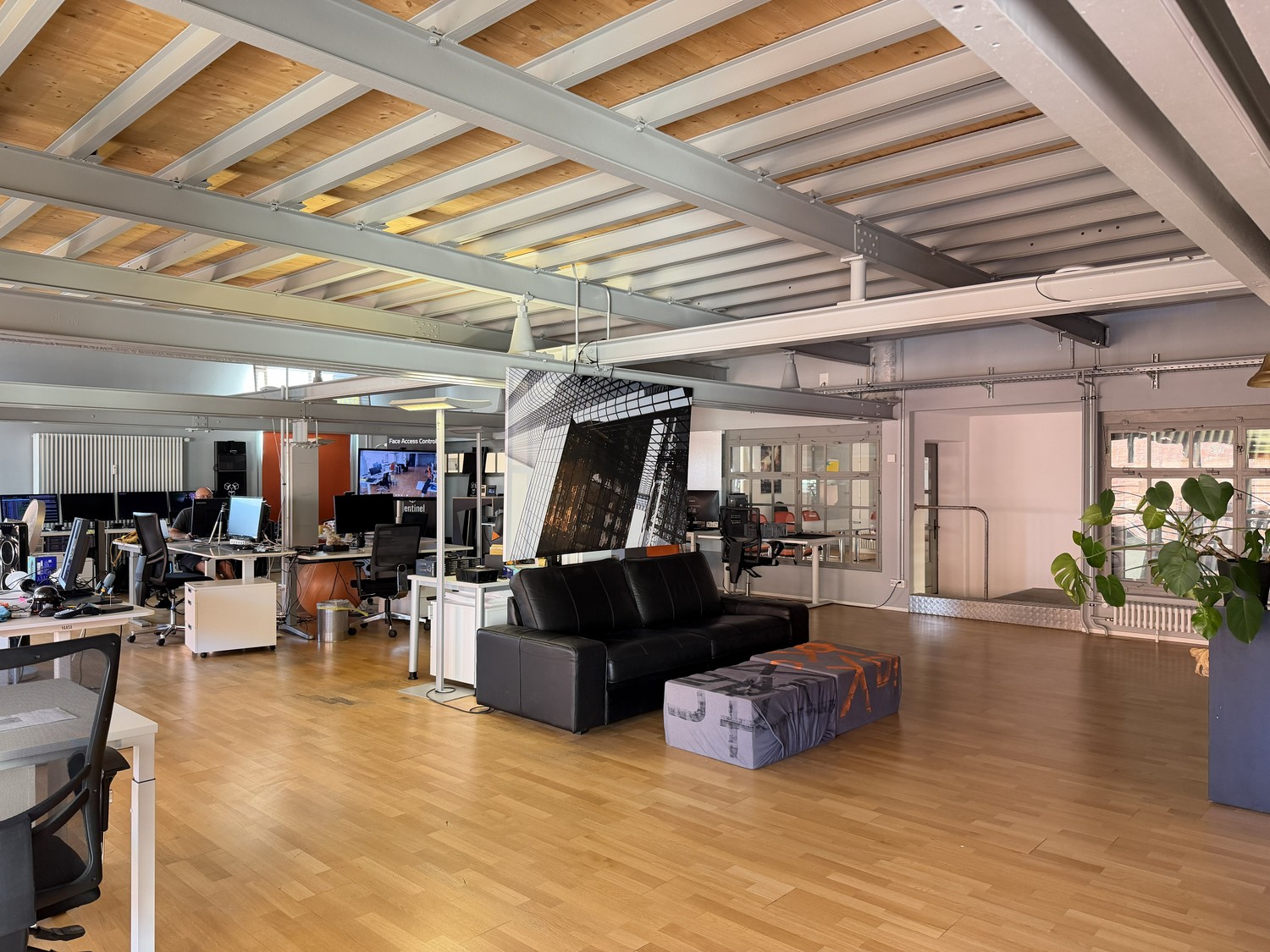 673m² office