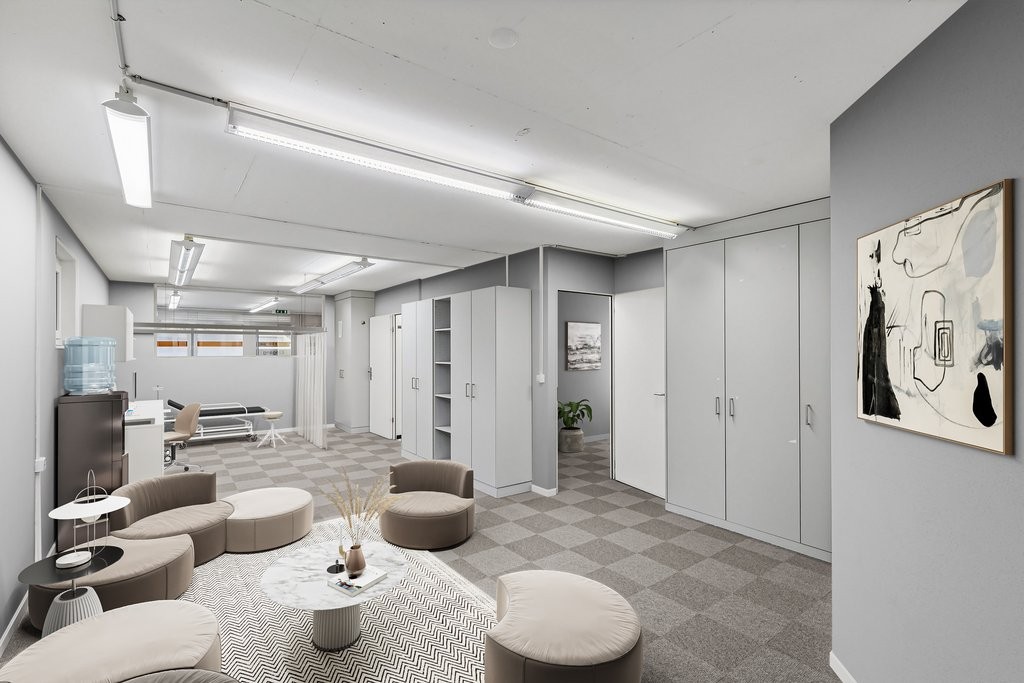 136m² commercial