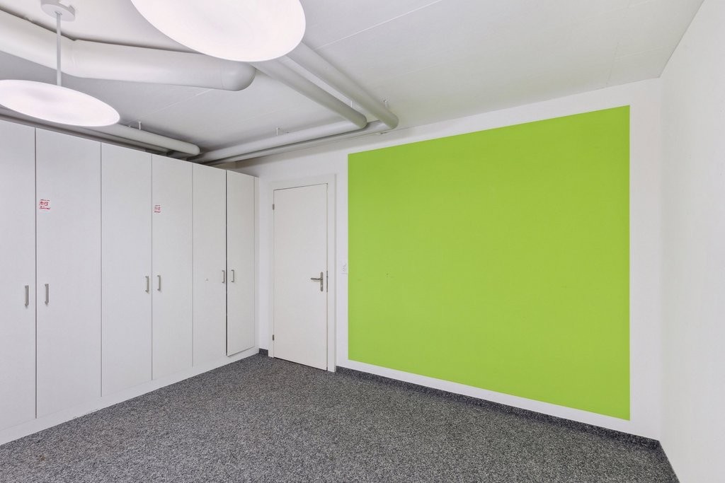 136m² commercial