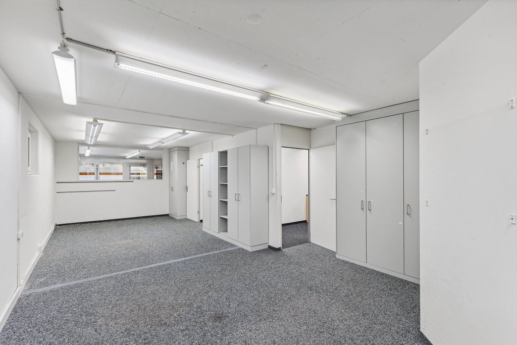 136m² commercial