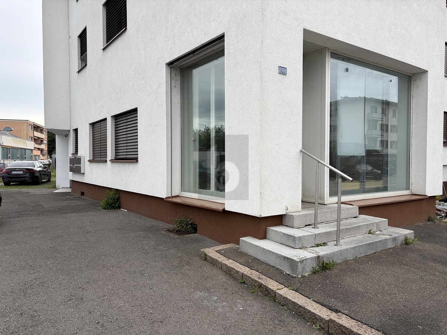 70m² shop