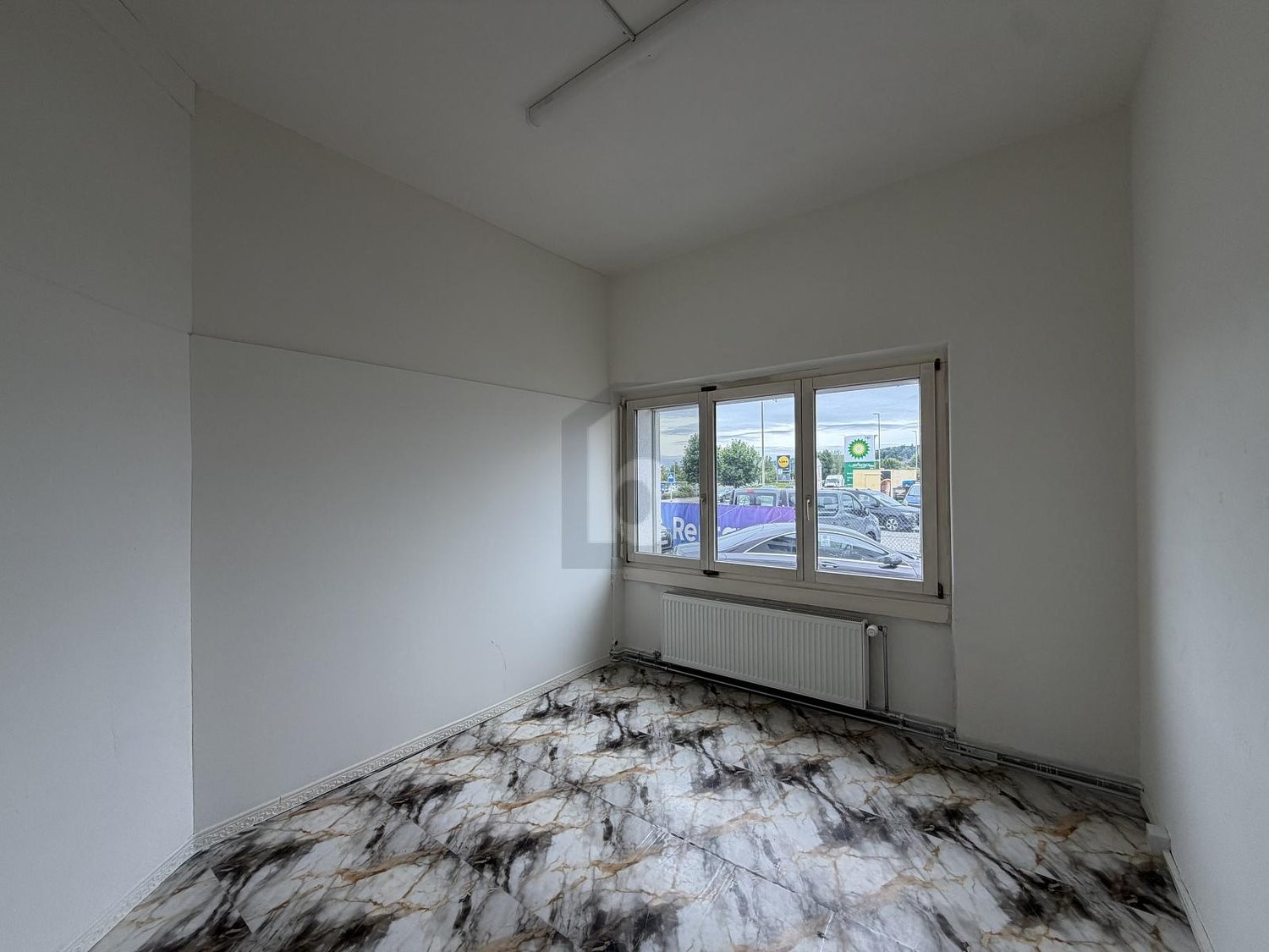 70m² shop